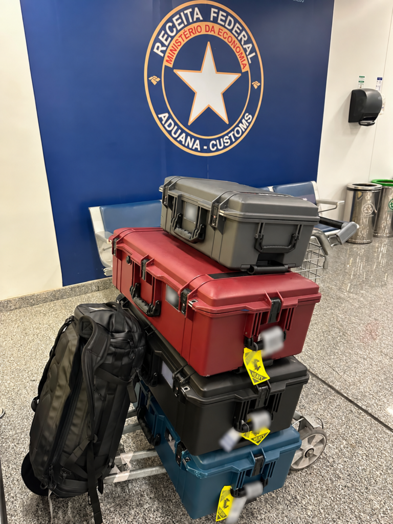 Luggage on a trolley at Galeão airport, photographed in May 2023